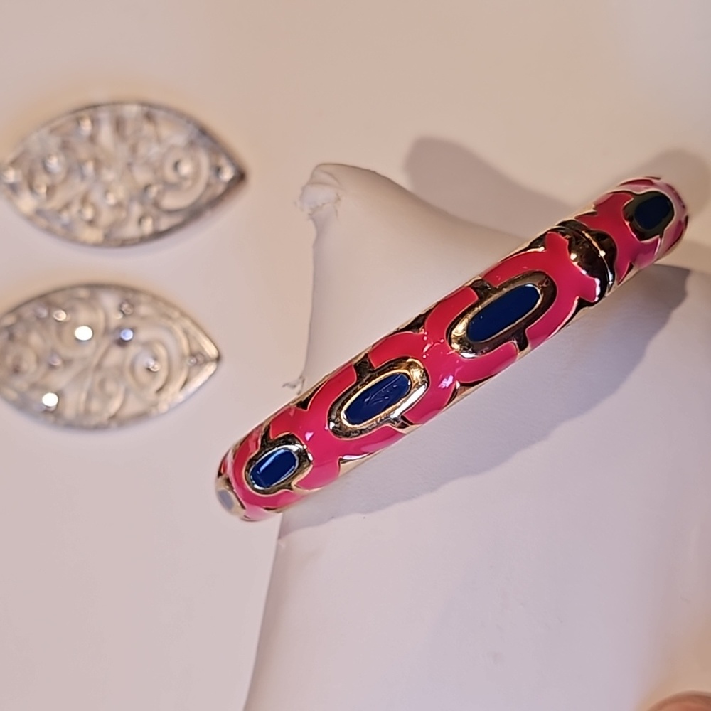 Barbie pink and silvertone clip earrings with rhinestones - Picture 5 of 5